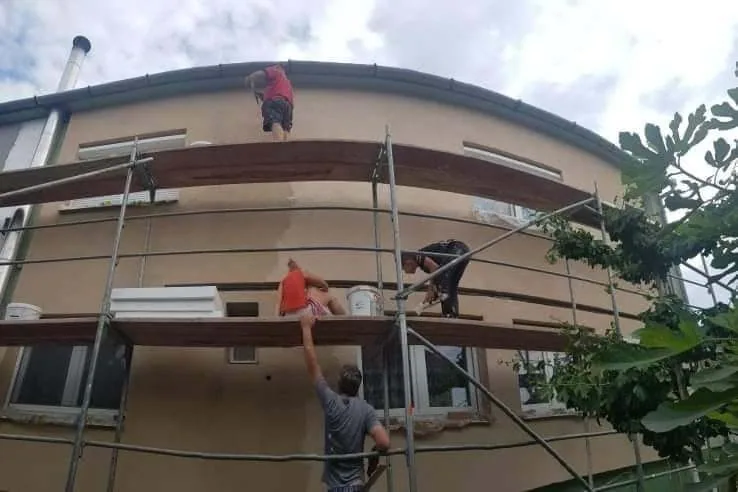 Színezett homlokzat kivitelezése állványról