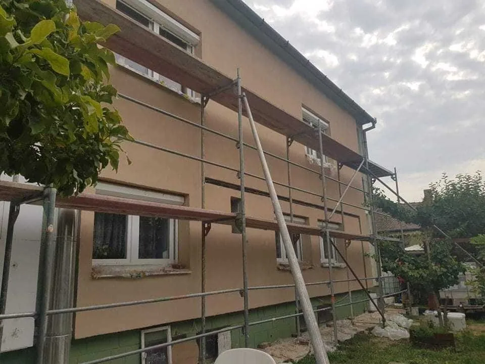 Elkészült színezett családi ház homlokzat